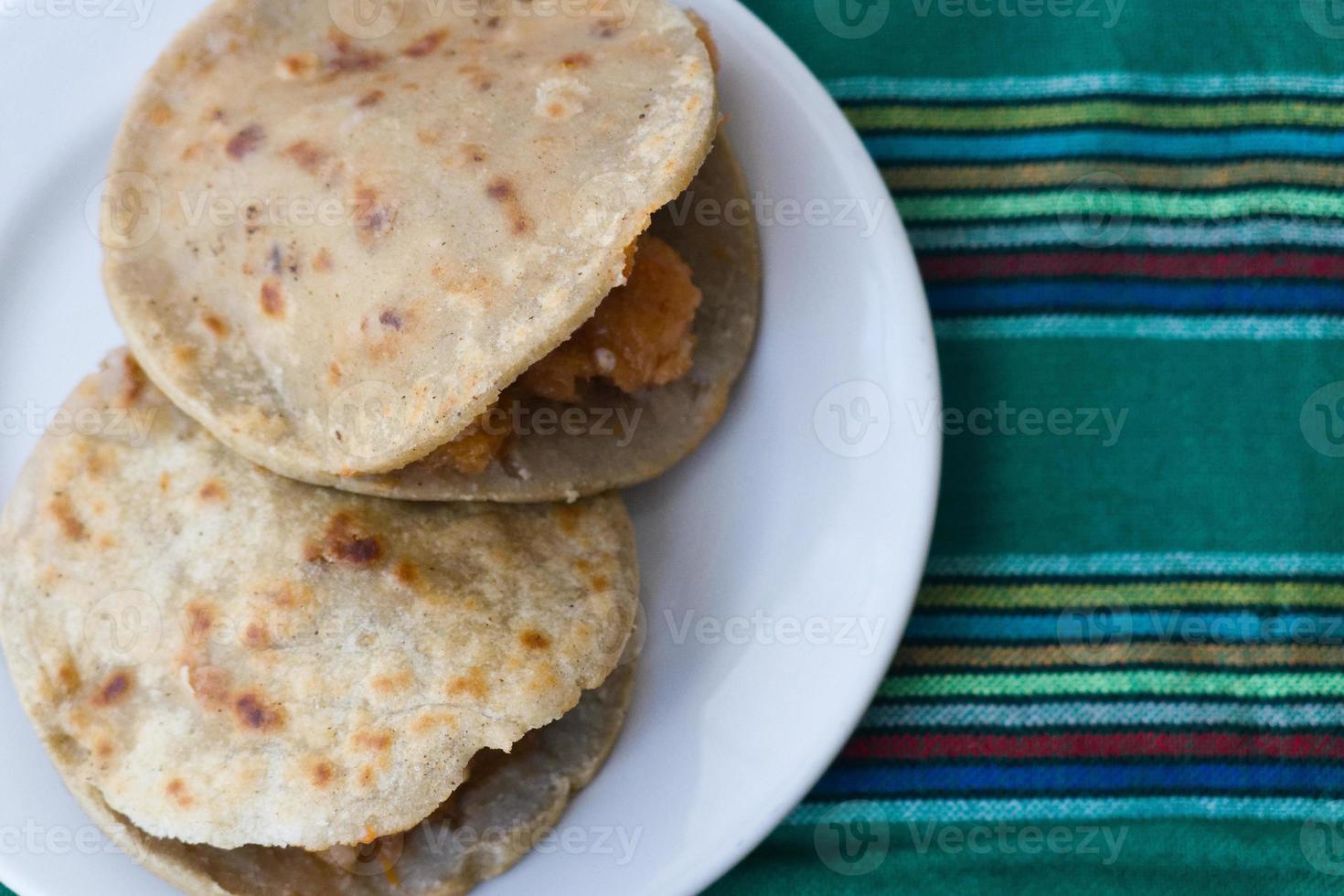 Mexicaans gordita's de migaja's met varkensvlees korsten en Chili foto