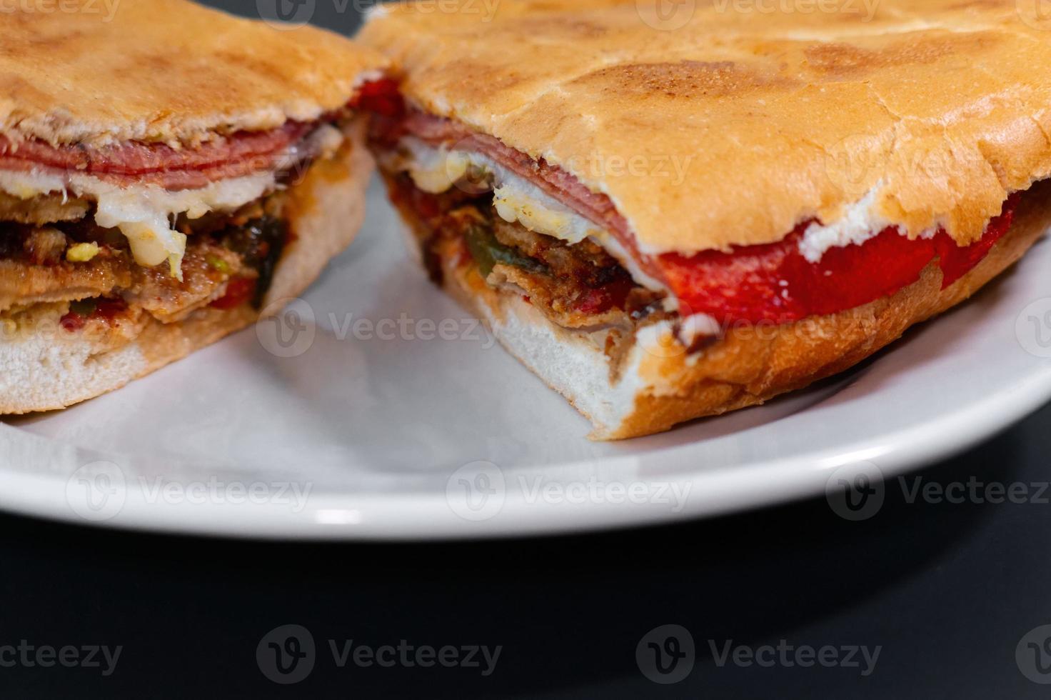 Mexicaans torta caprichosa grande met milanees varkensvlees, been ham en kaas foto