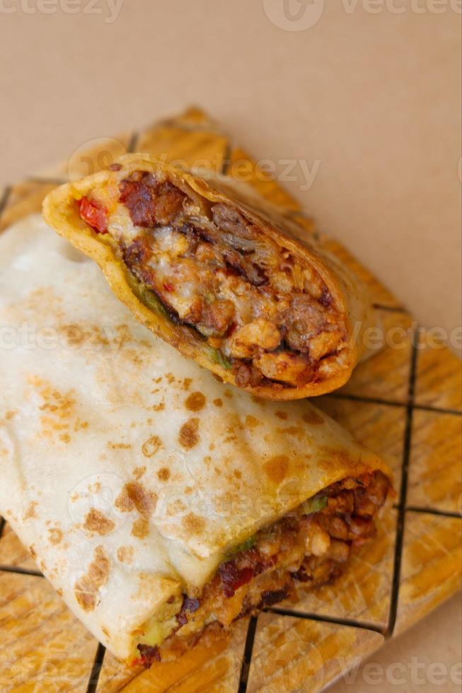 voorganger Mexicaans burrito met vlees en heet saus foto