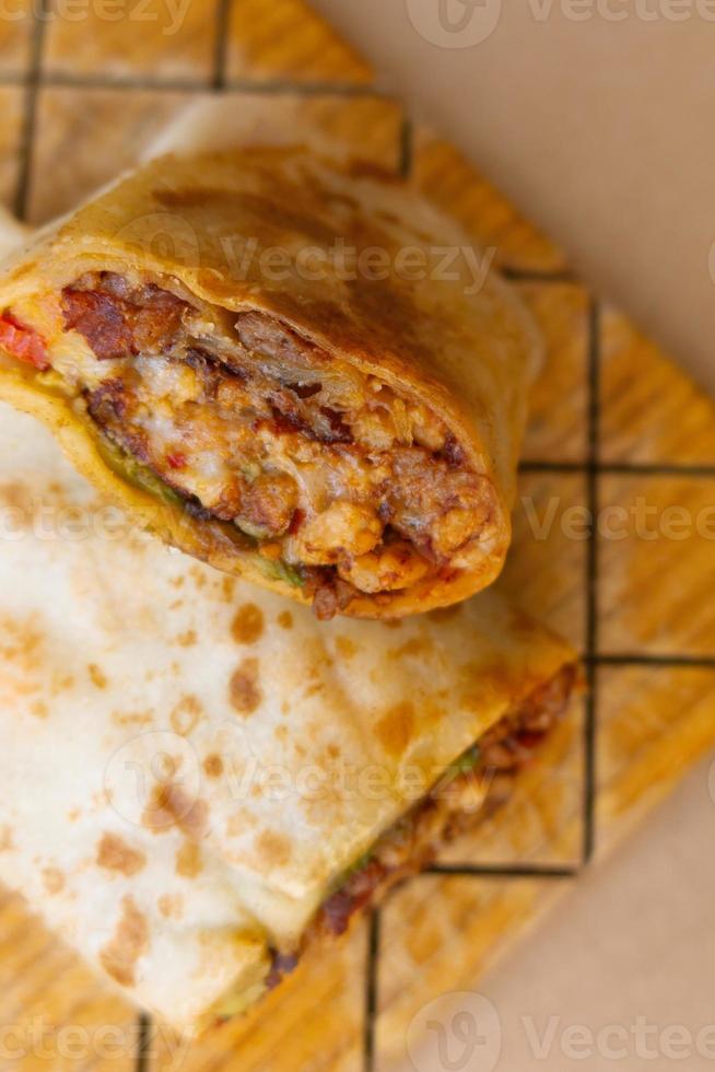 voorganger Mexicaans burrito met vlees en heet saus foto