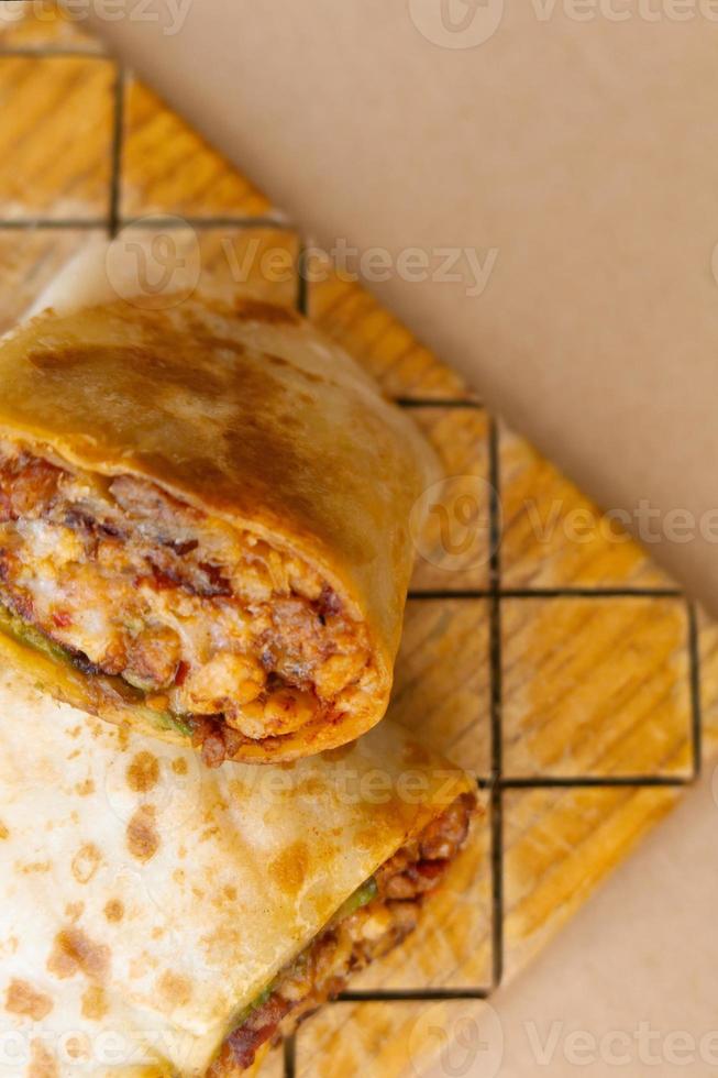 voorganger Mexicaans burrito met vlees en heet saus foto