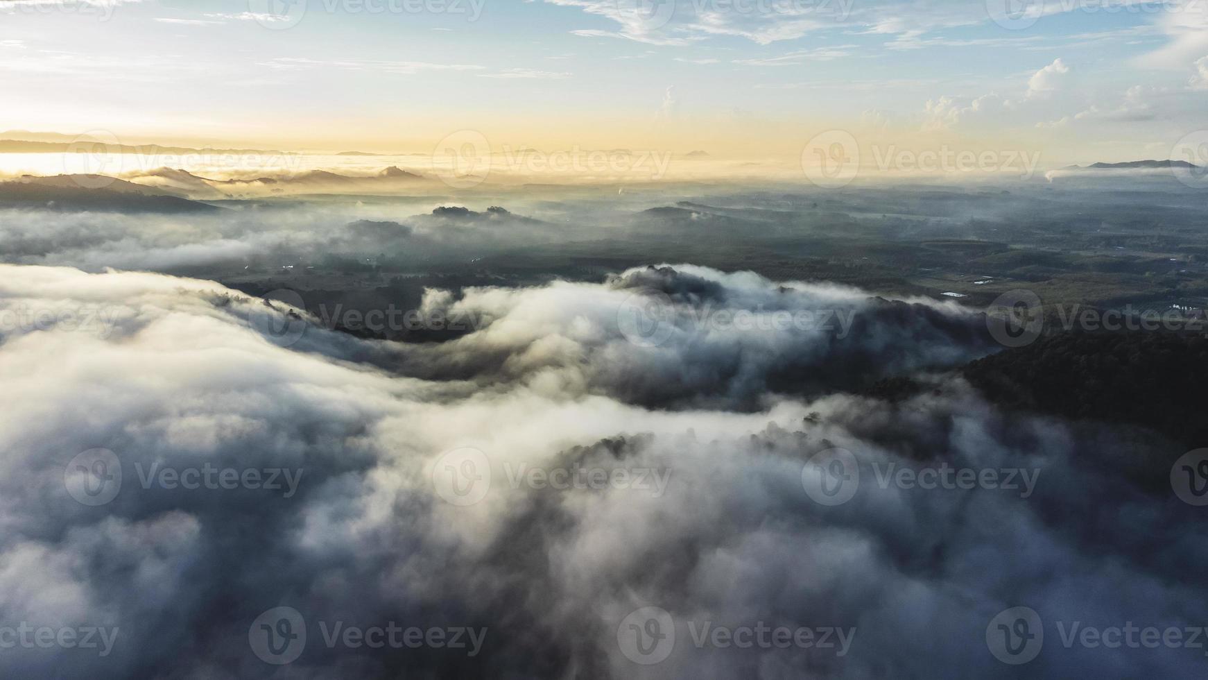 antenne visie van landschap zonsopkomst bovenstaand wolken dramatisch licht foto