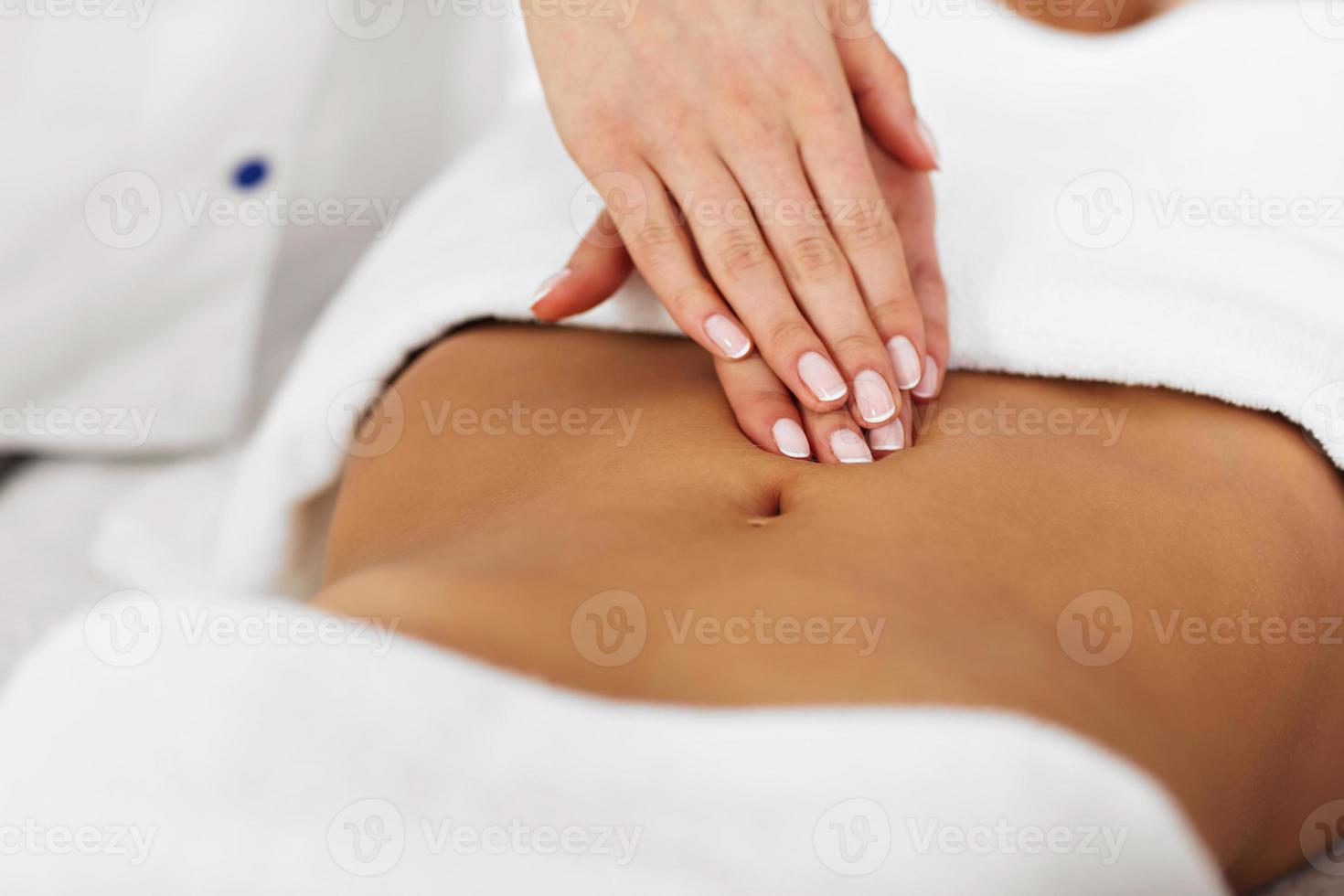 mooi vrouw krijgen massage in spa foto