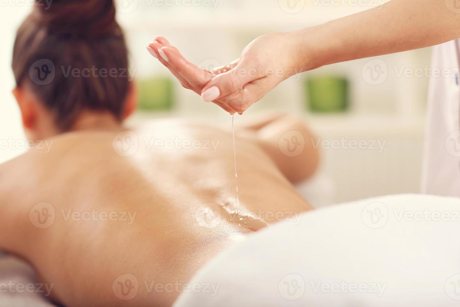 mooi vrouw krijgen massage in spa foto