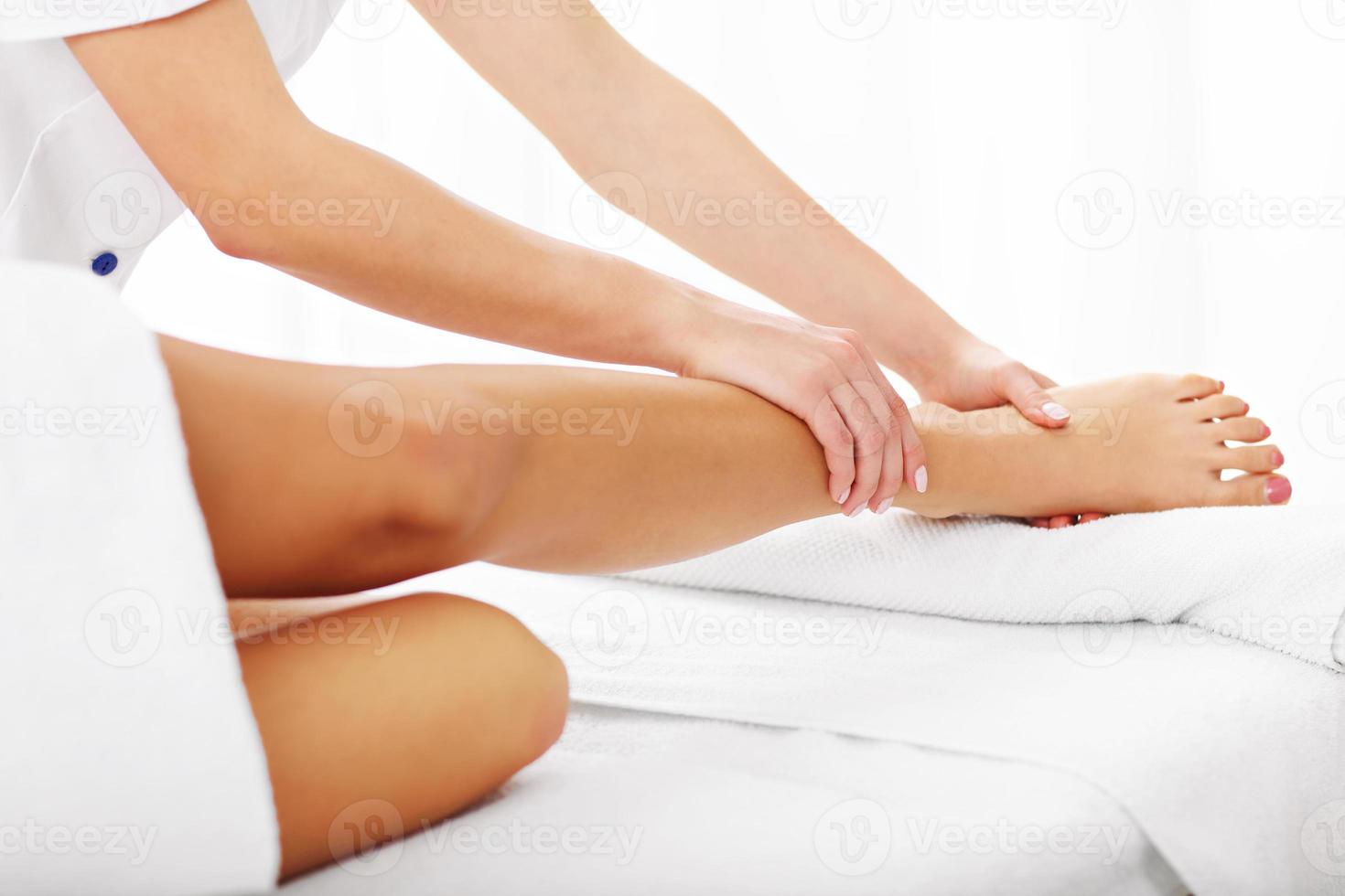 een afbeelding van vrouw hebben been behandeling foto