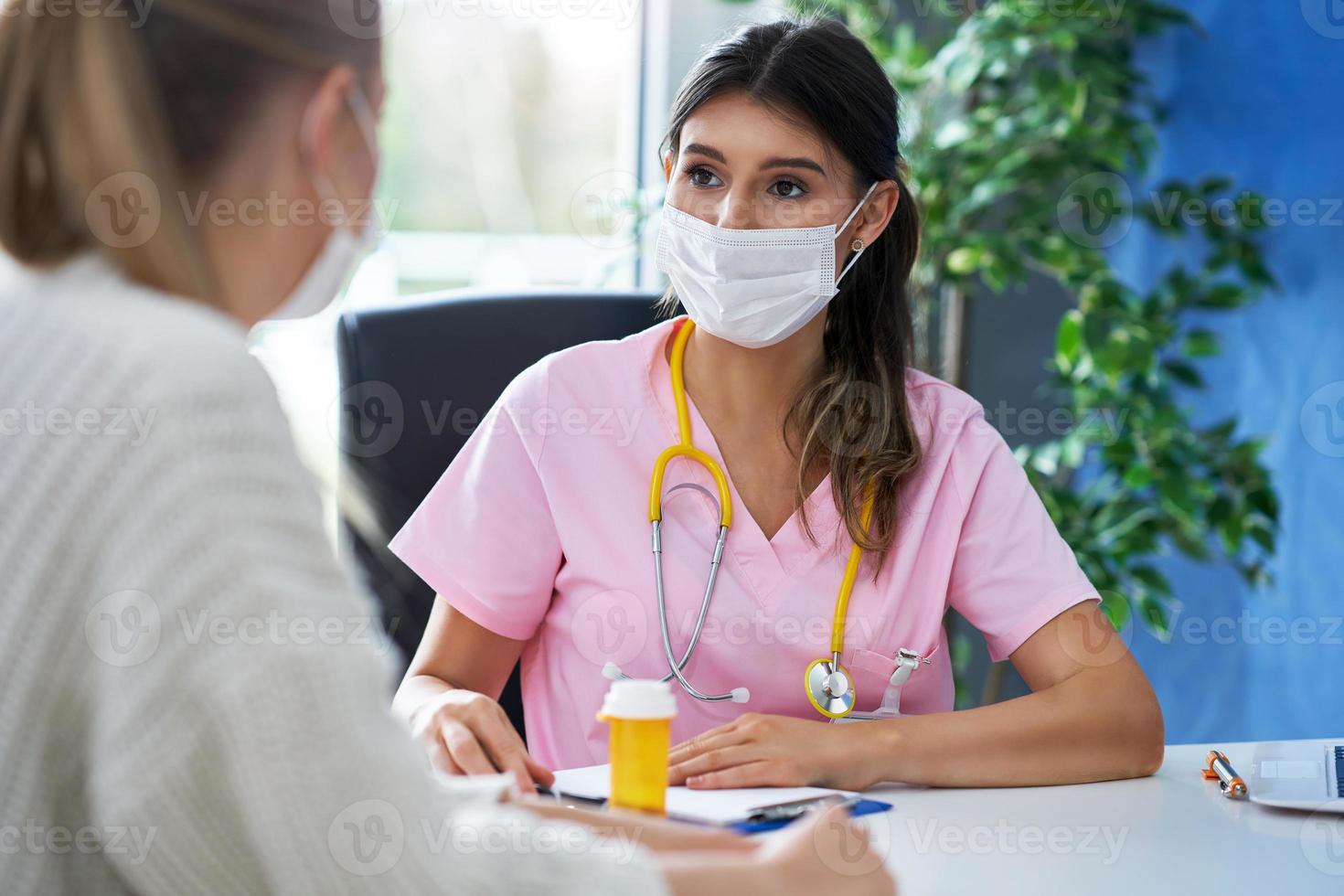 dokter in masker uitleggen diagnose naar haar vrouw geduldig foto