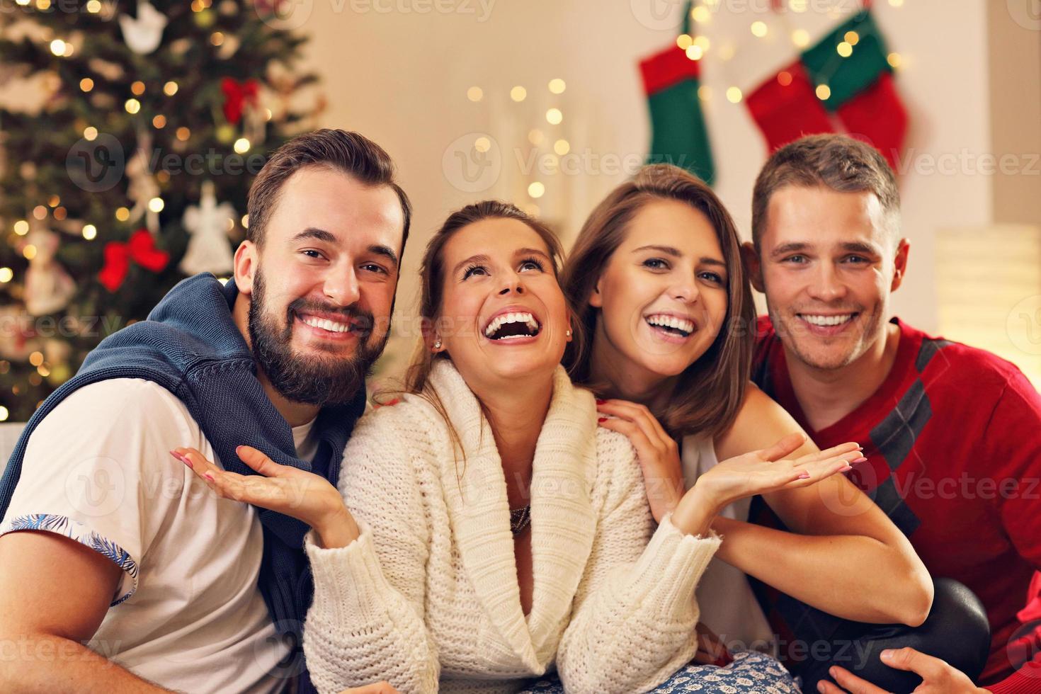 groep van vrienden vieren Kerstmis foto