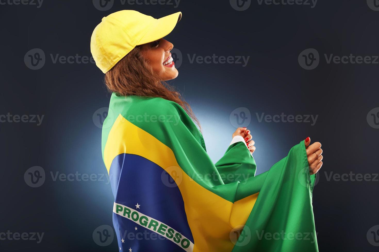 gelukkig braziliaans ventilator juichen met vlag foto