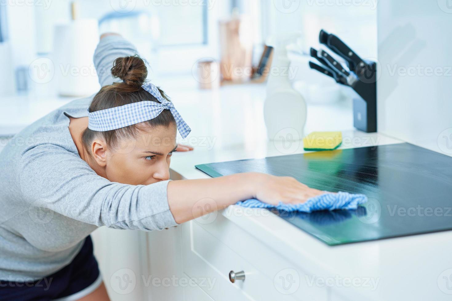 jong vrouw schoonmaak aarde in de keuken foto