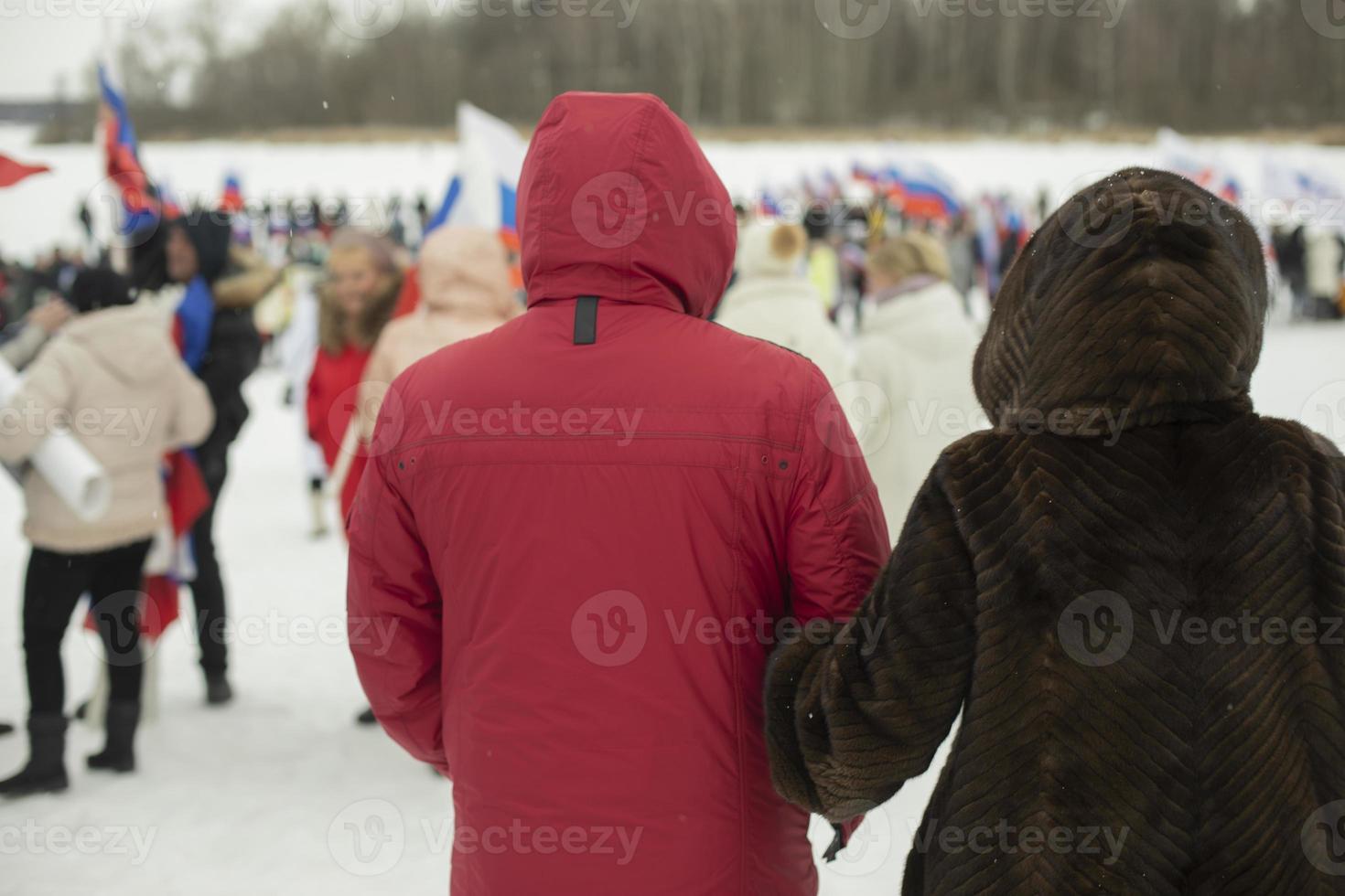 mensen in winter in Rusland. winter wandelen. warm kleren in koud. foto