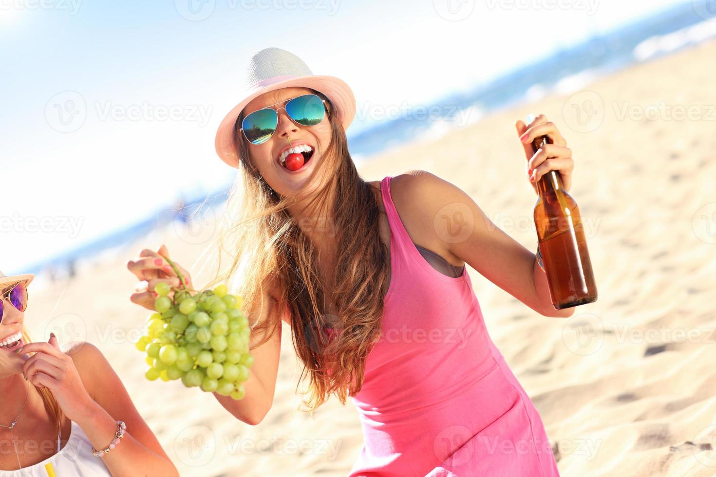 meisje vrienden Aan picknick Aan de strand foto