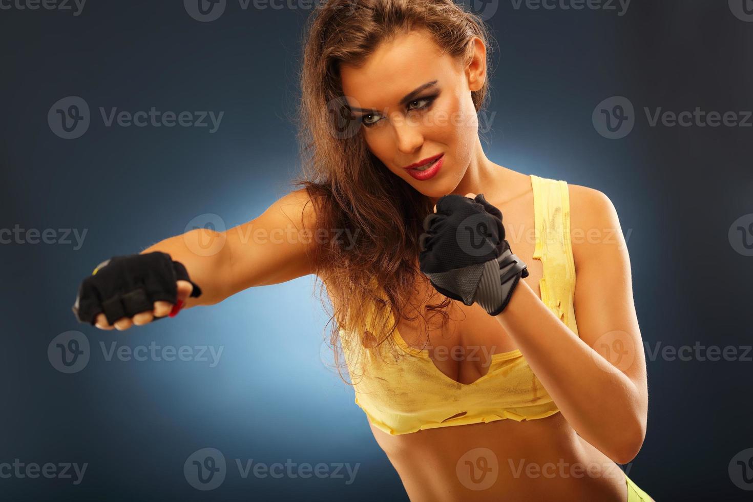 vrouw in boksen houding foto
