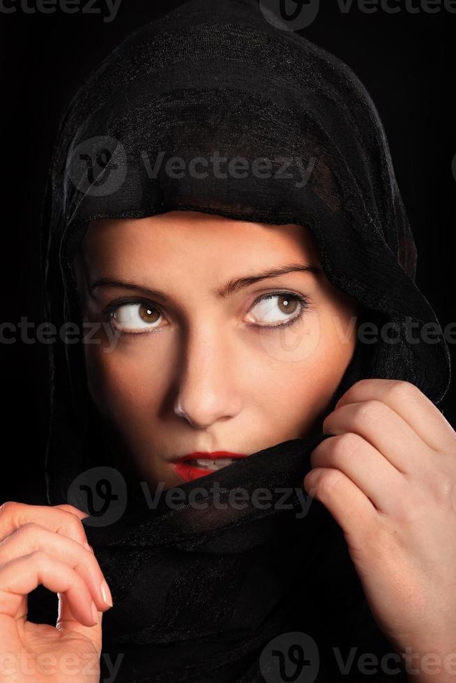 nieuwsgierig moslim meisje foto