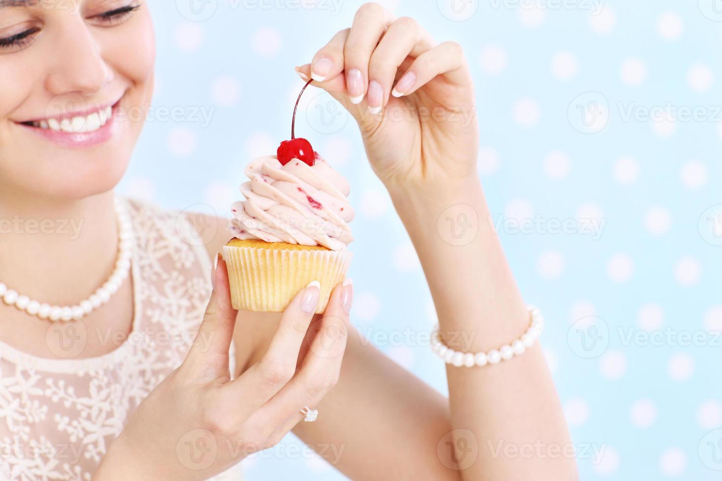 vrouw aan het eten een koekje foto