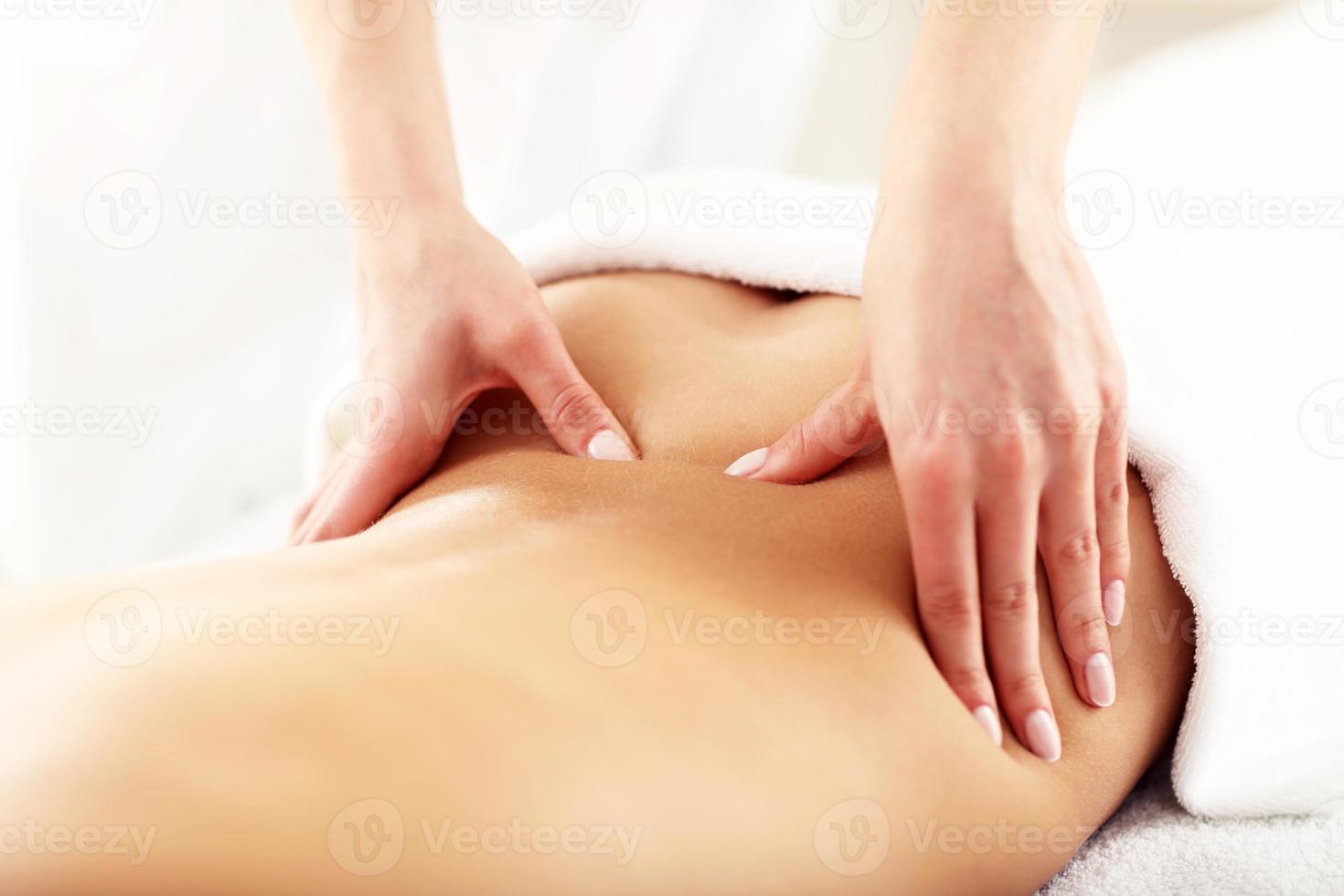 mooi vrouw krijgen massage in spa foto