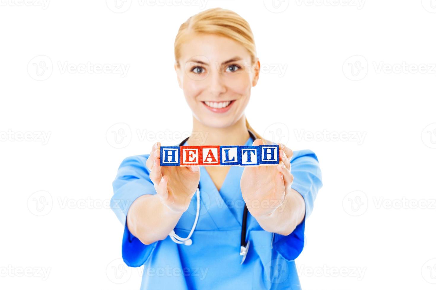 verpleegster Holding blokken spelling uit Gezondheid over- wit achtergrond foto