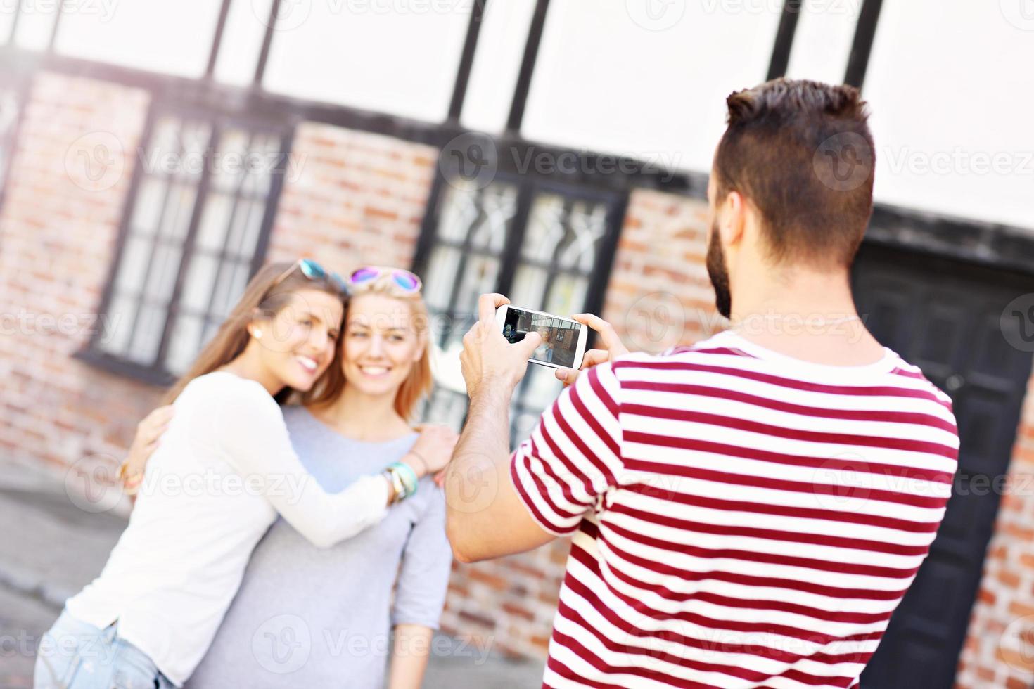 groep van gelukkig vrienden nemen afbeeldingen in de stad foto