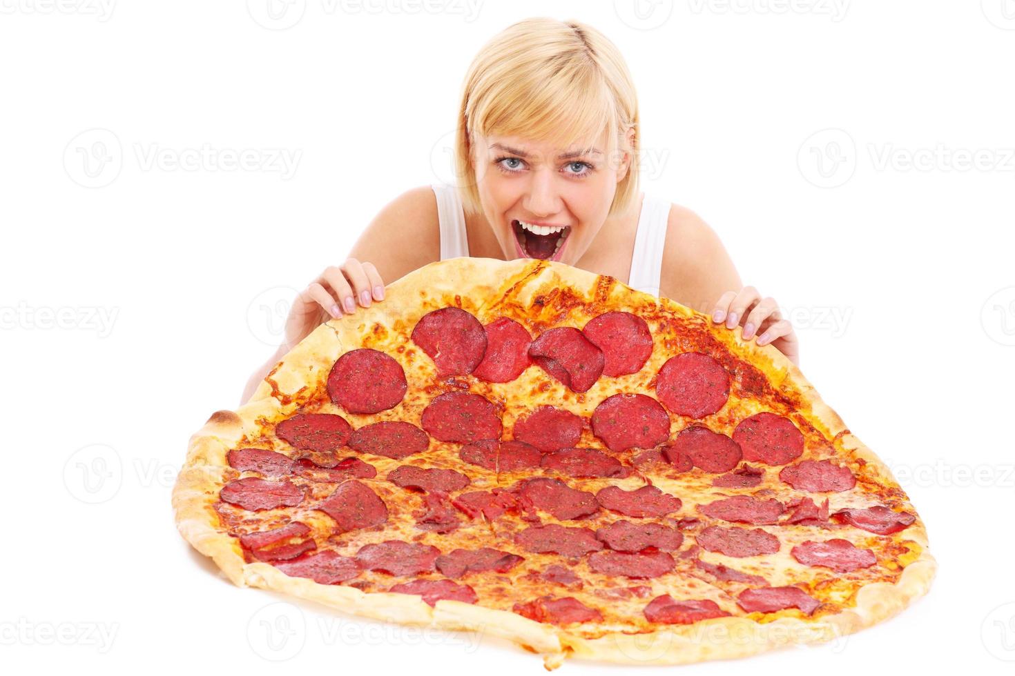 vrouw aan het eten reusachtig pizza foto
