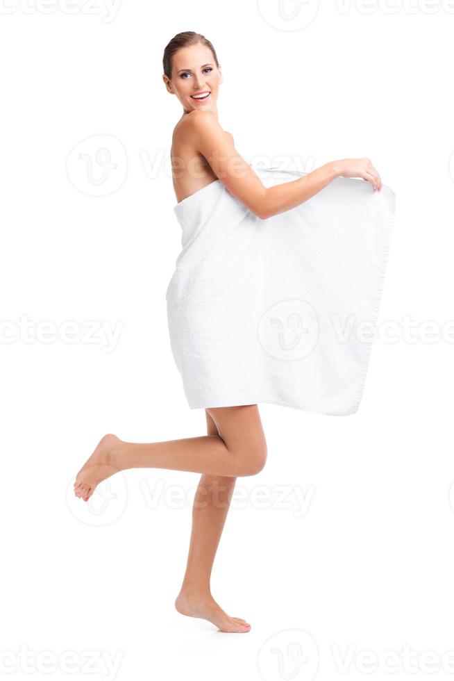 sensueel vrouw in een wit handdoek foto