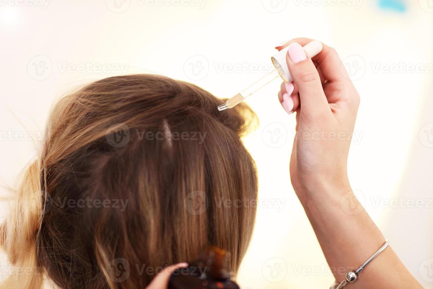 volwassen vrouw Bij de haar- salon foto