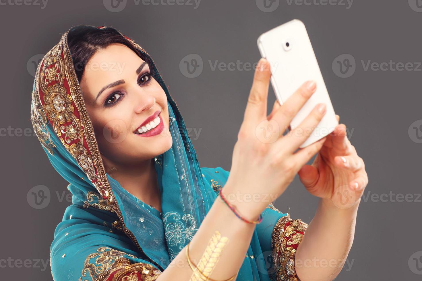 Arabisch vrouw nemen selfie foto