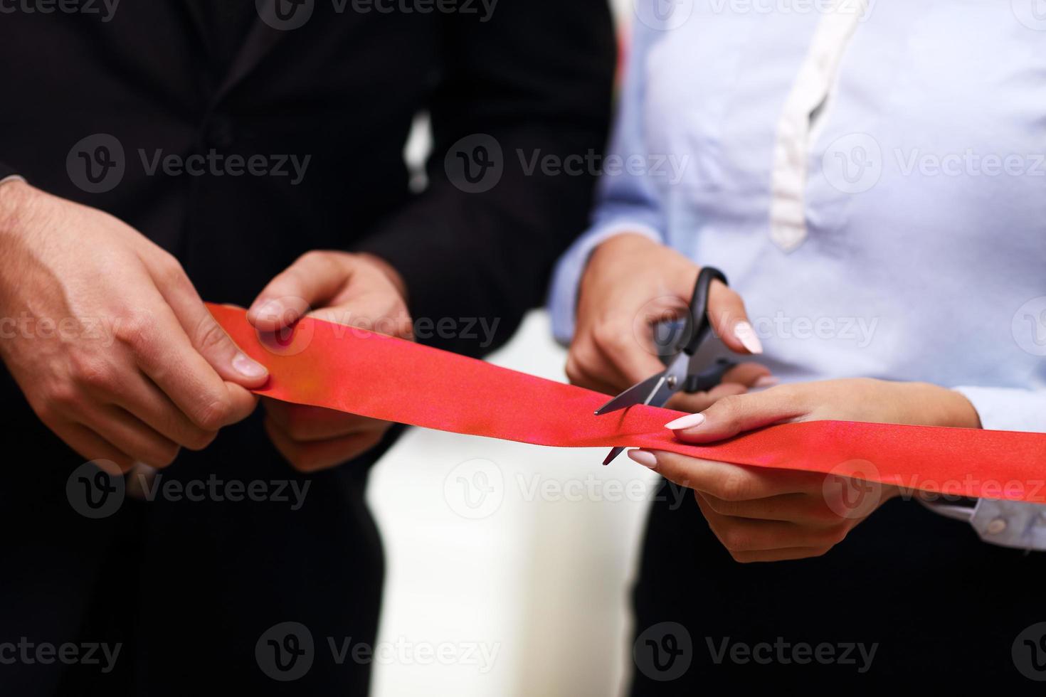 mensen uit het bedrijfsleven snijdend de lint foto