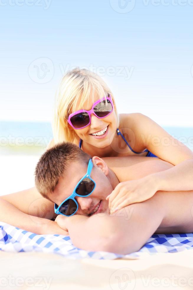 volwassen paar zonnen Bij de strand foto