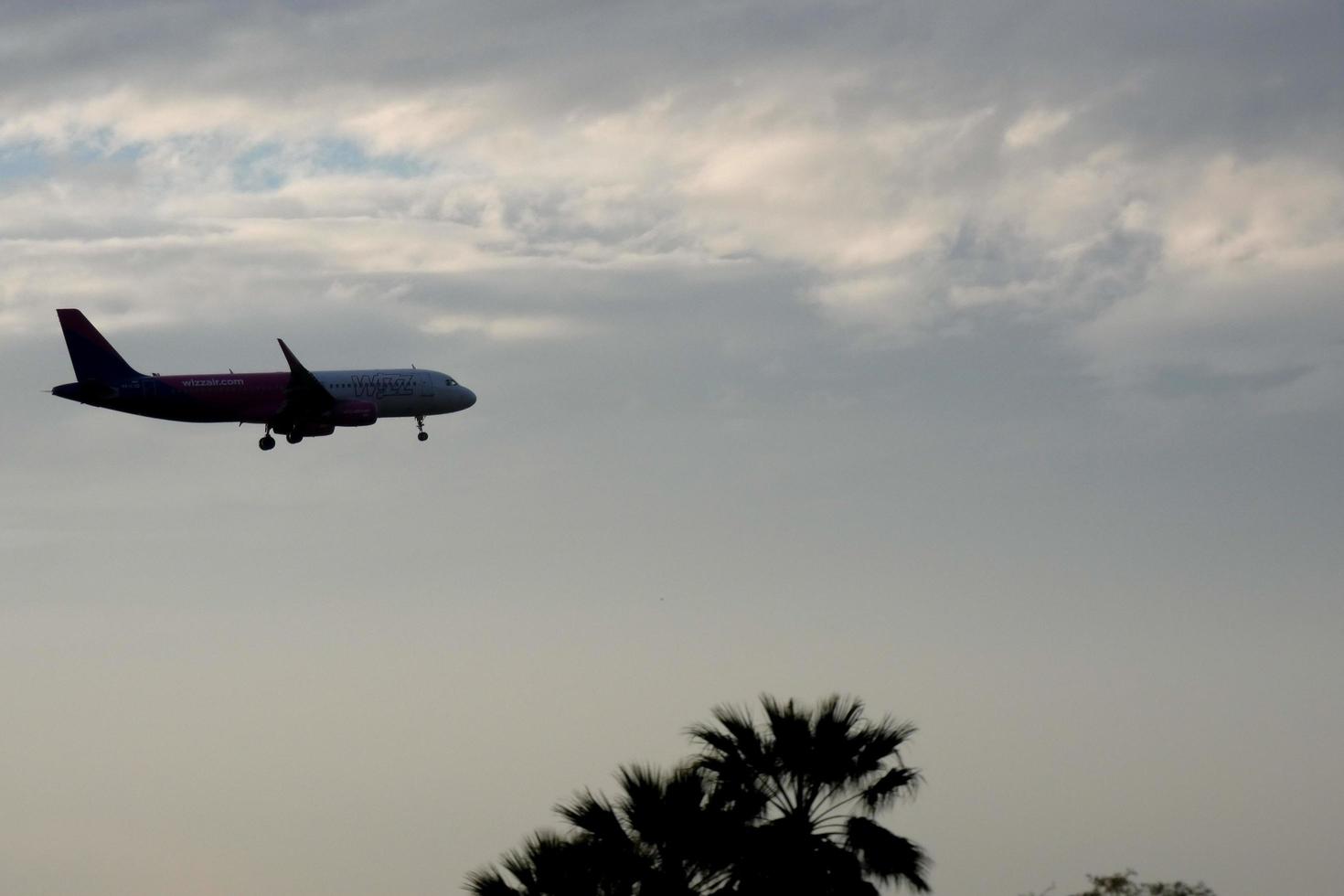 vliegtuig nemen uit van of landen Bij een luchthaven foto