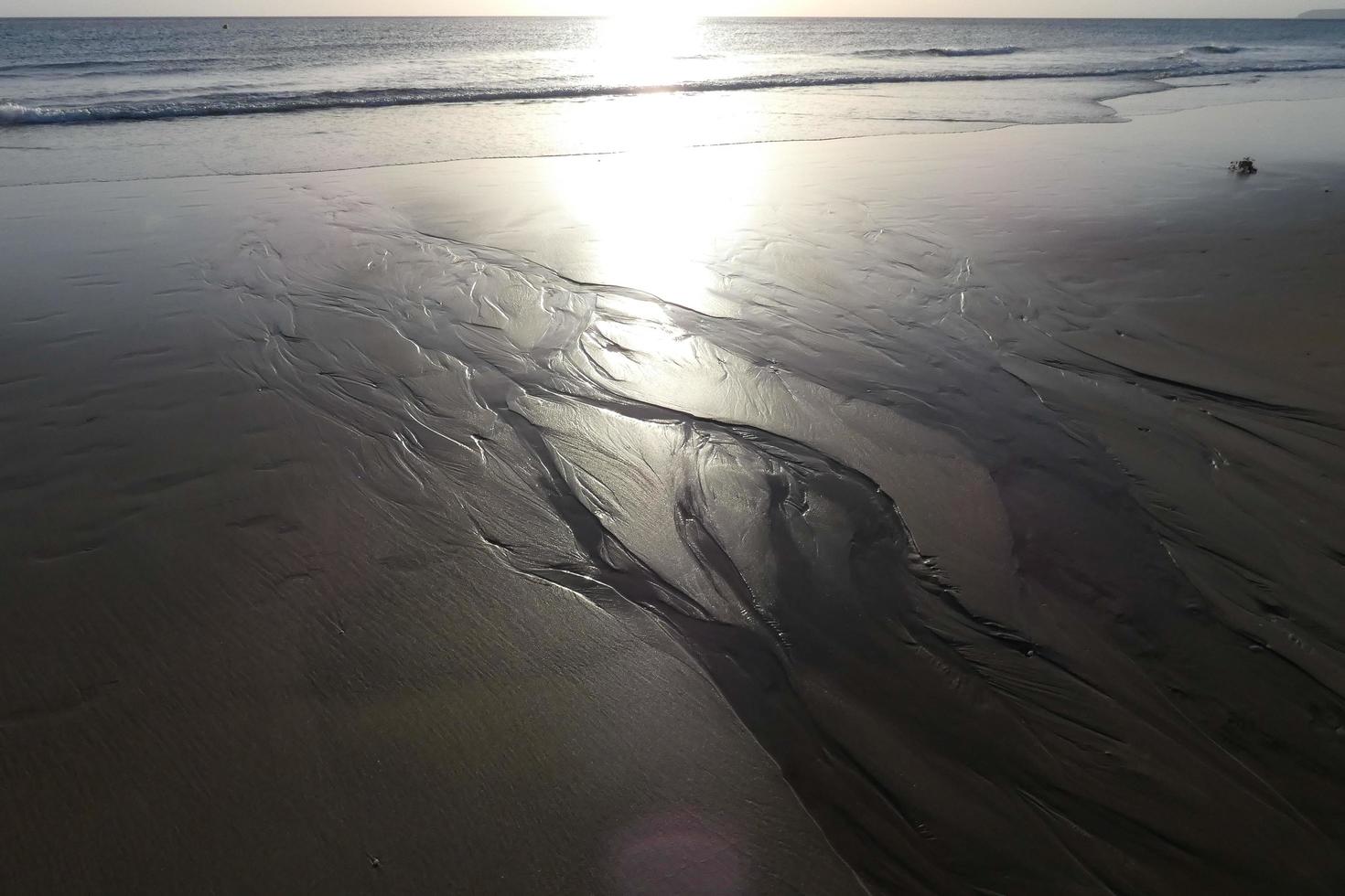 alleen, rustig strand met kalmte zee en klein golven foto