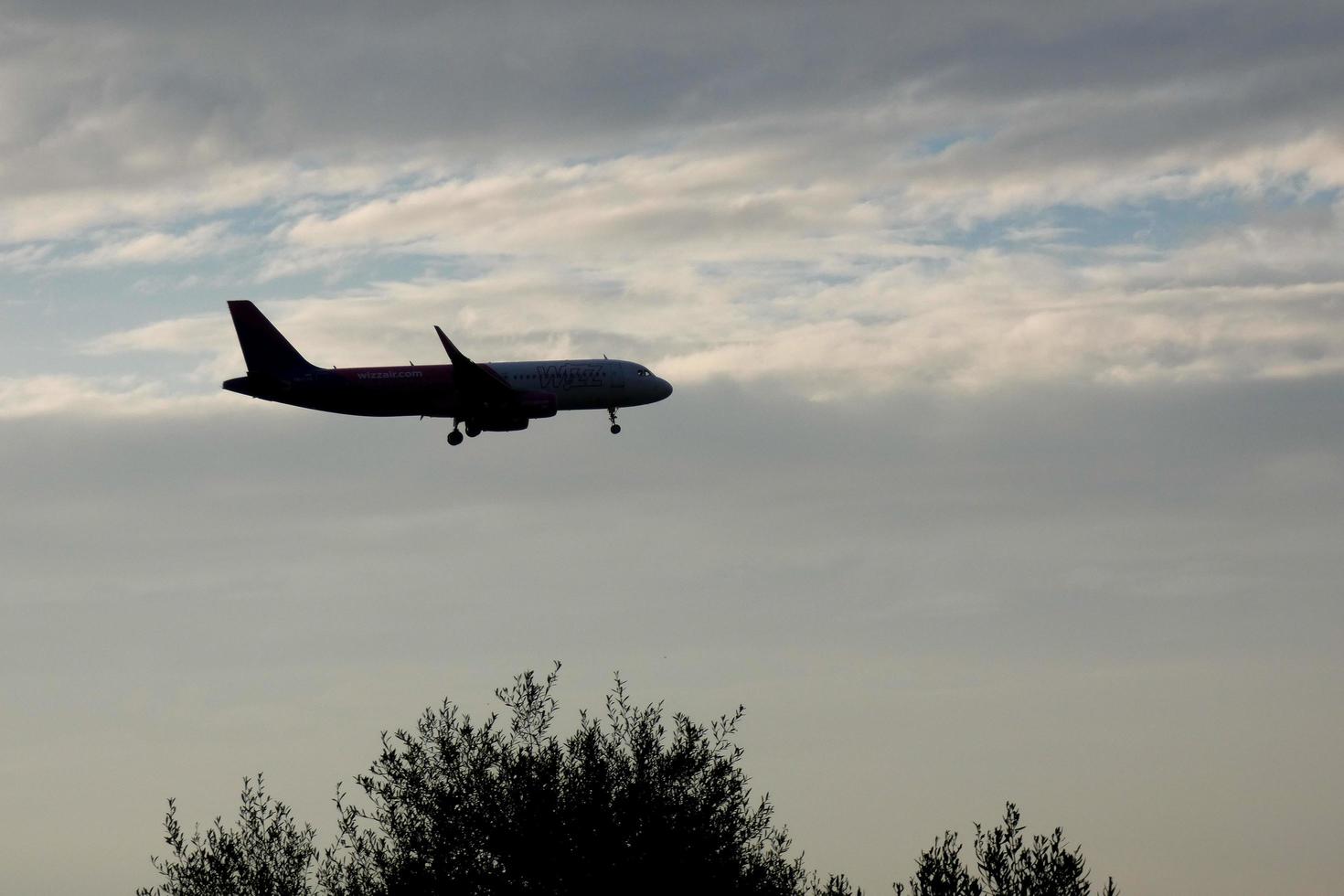 vliegtuig nemen uit van of landen Bij een luchthaven foto