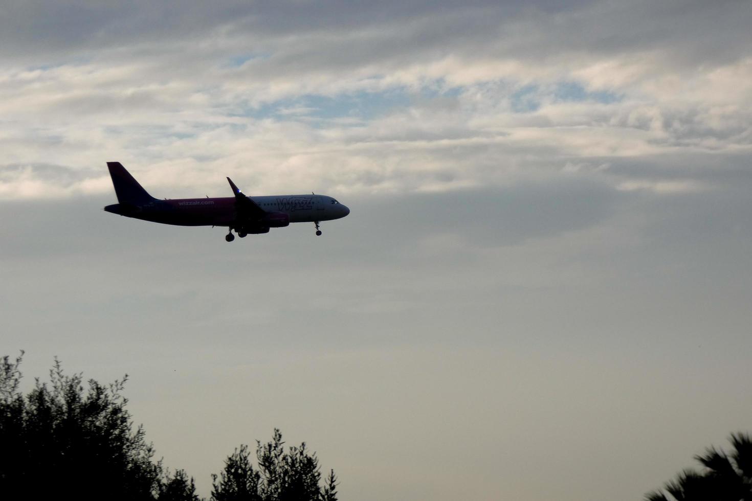 vliegtuig nemen uit van of landen Bij een luchthaven foto