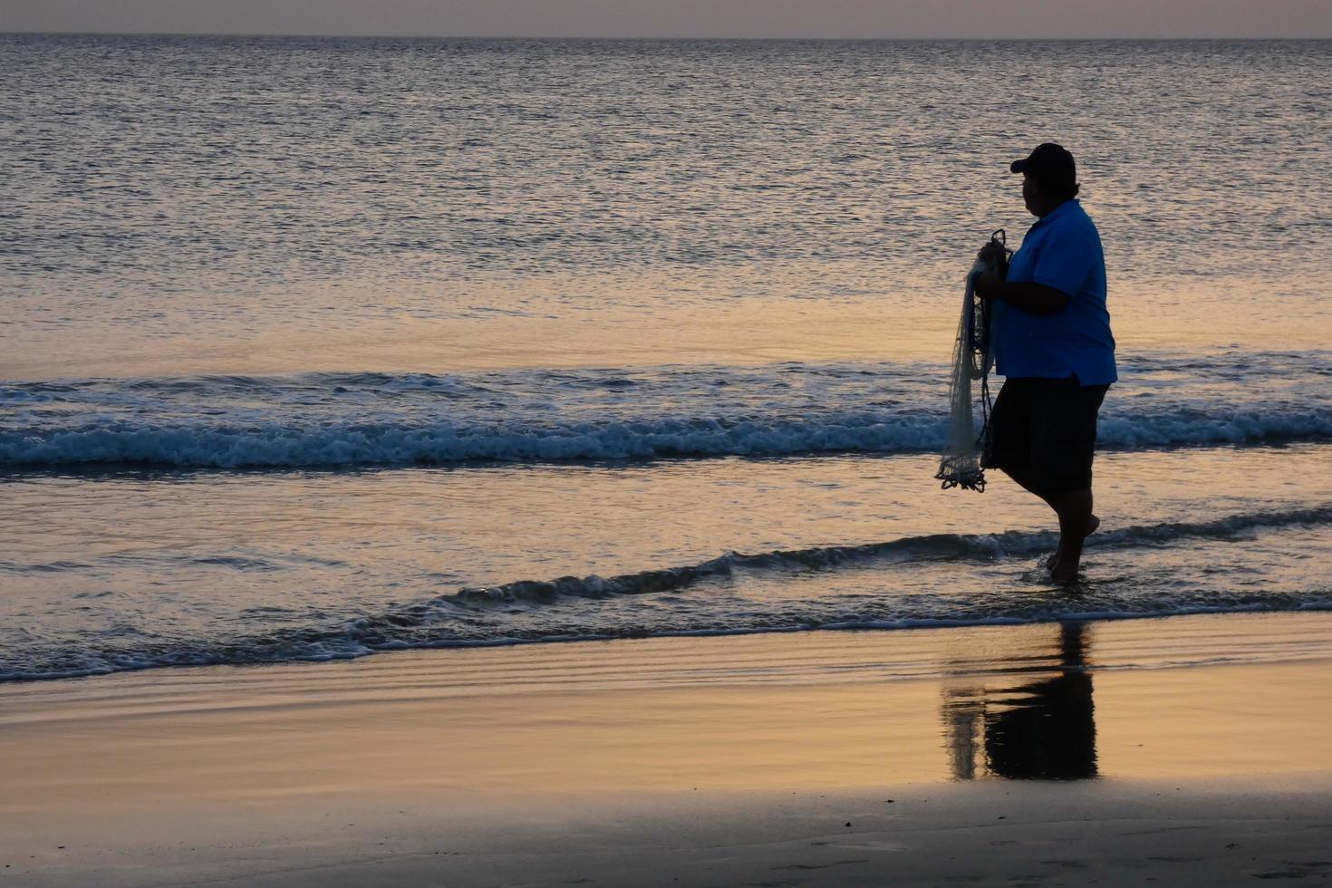 strand kust vissen, traditioneel visvangst net zo een hobby foto