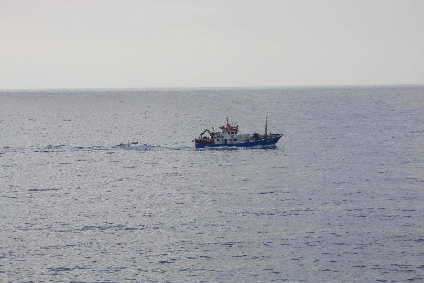 visvangst vaartuig terugkeren van visvangst in de middellandse Zee zee. foto