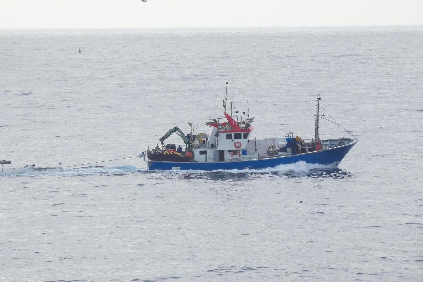 visvangst vaartuig terugkeren van visvangst in de middellandse Zee zee. foto