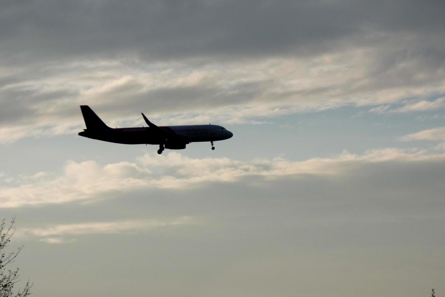 vliegtuig nemen uit van of landen Bij een luchthaven foto