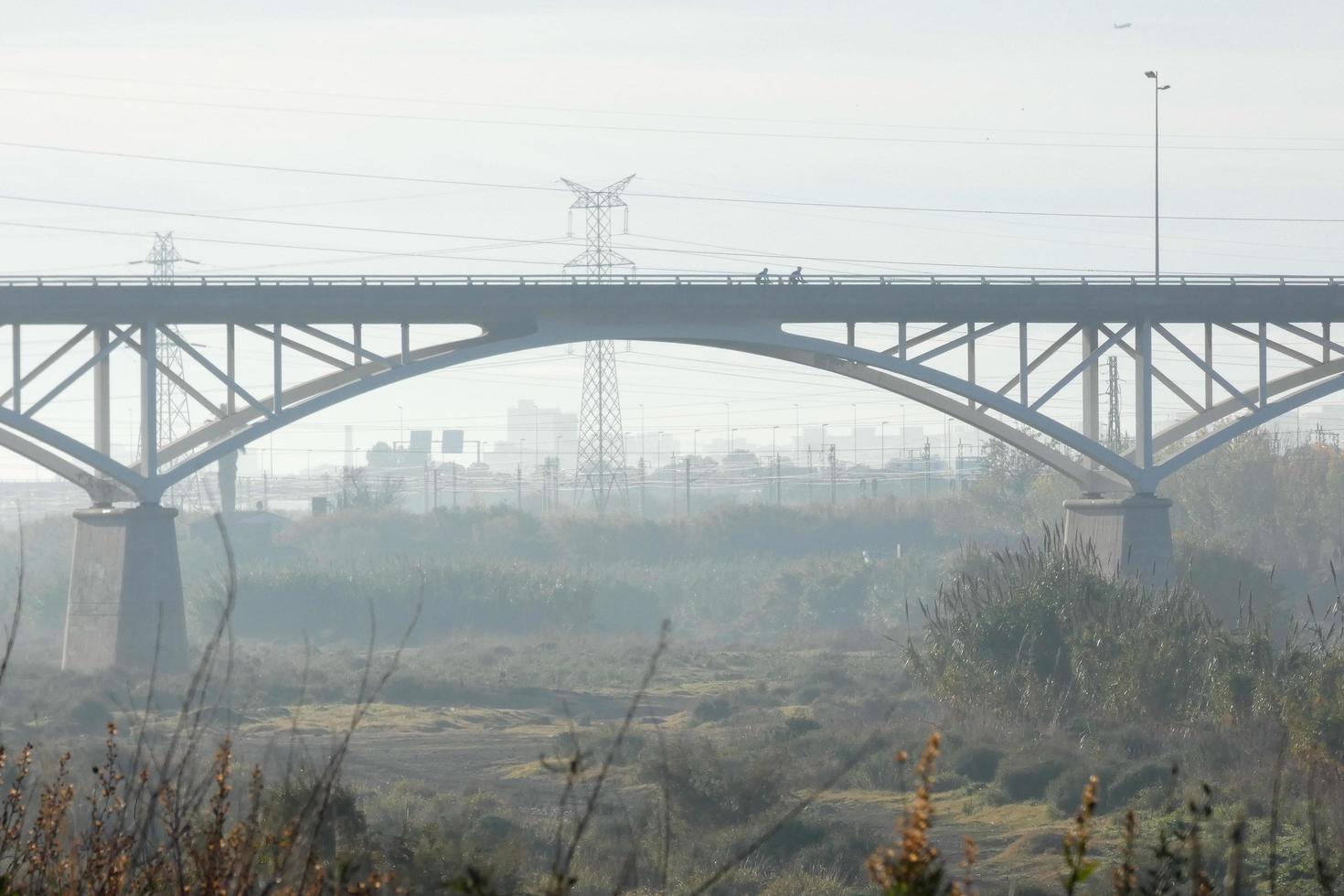 modern brug overspannende een rivier, een bouwkunde prestatie foto