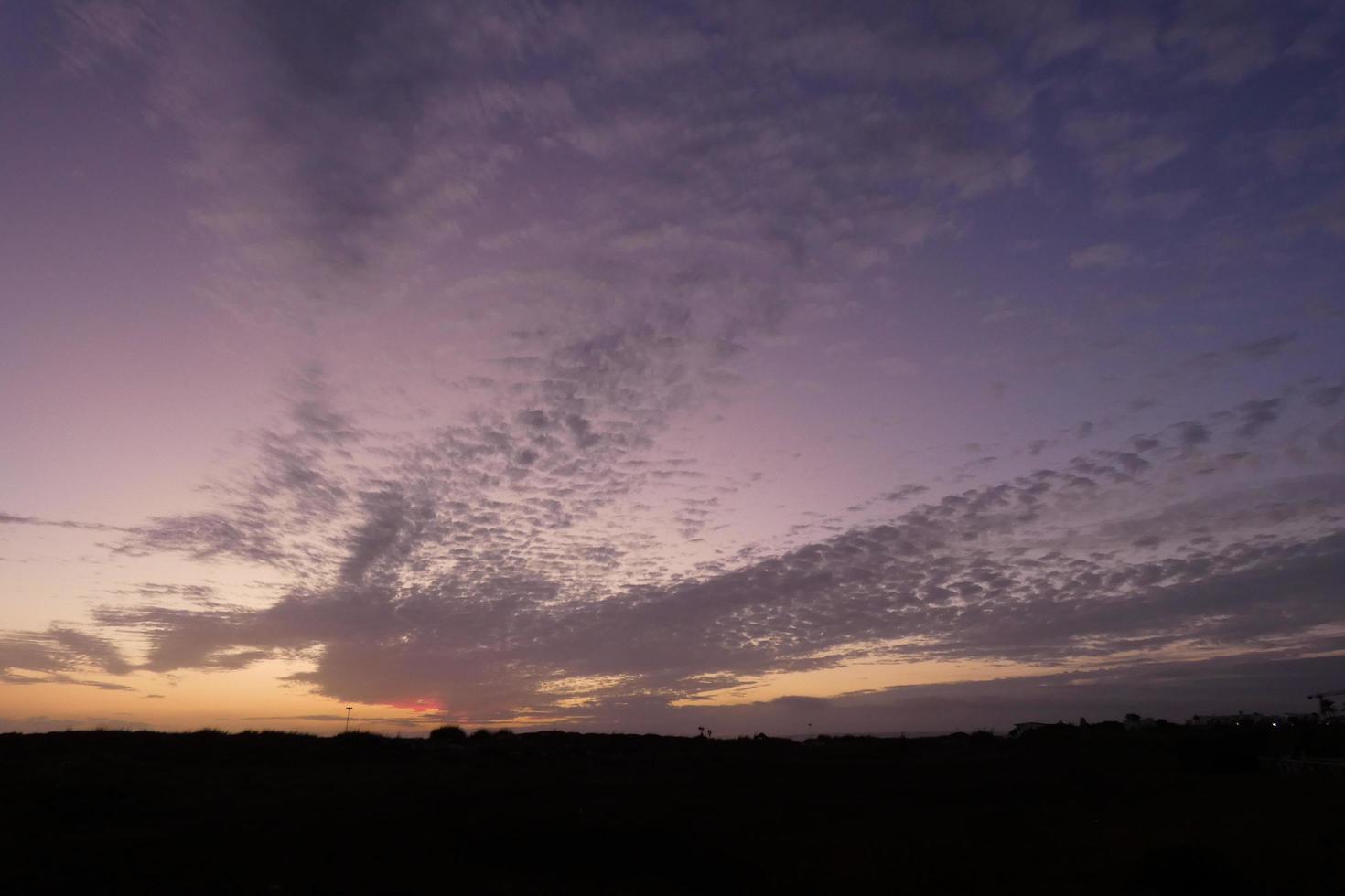 zonsondergang en zonsondergang Aan de zee foto