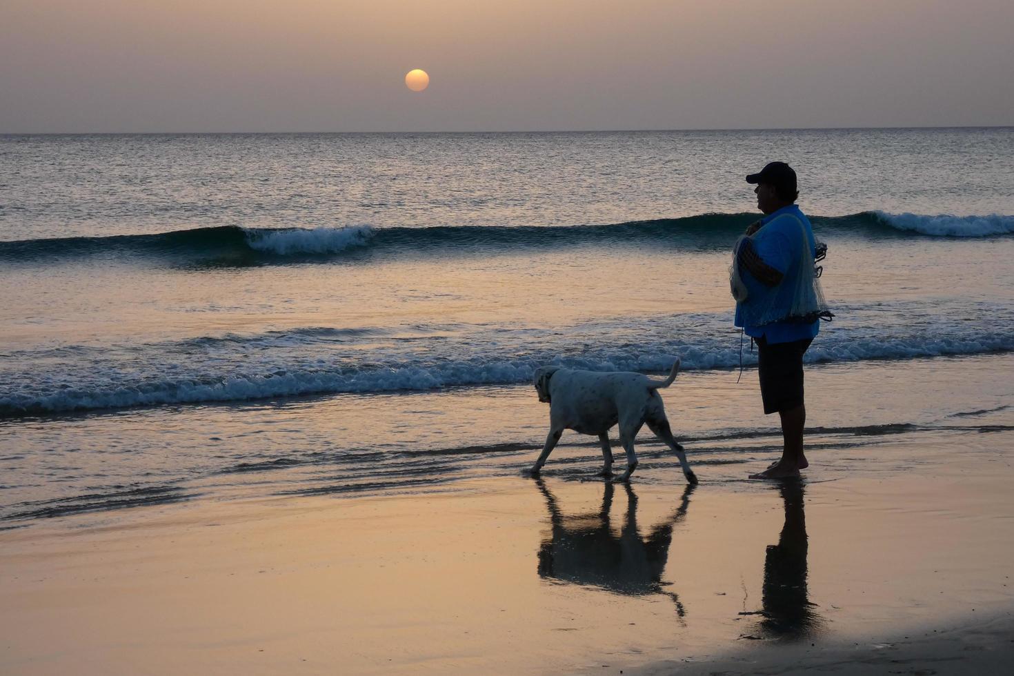 strand kust vissen, traditioneel visvangst net zo een hobby foto