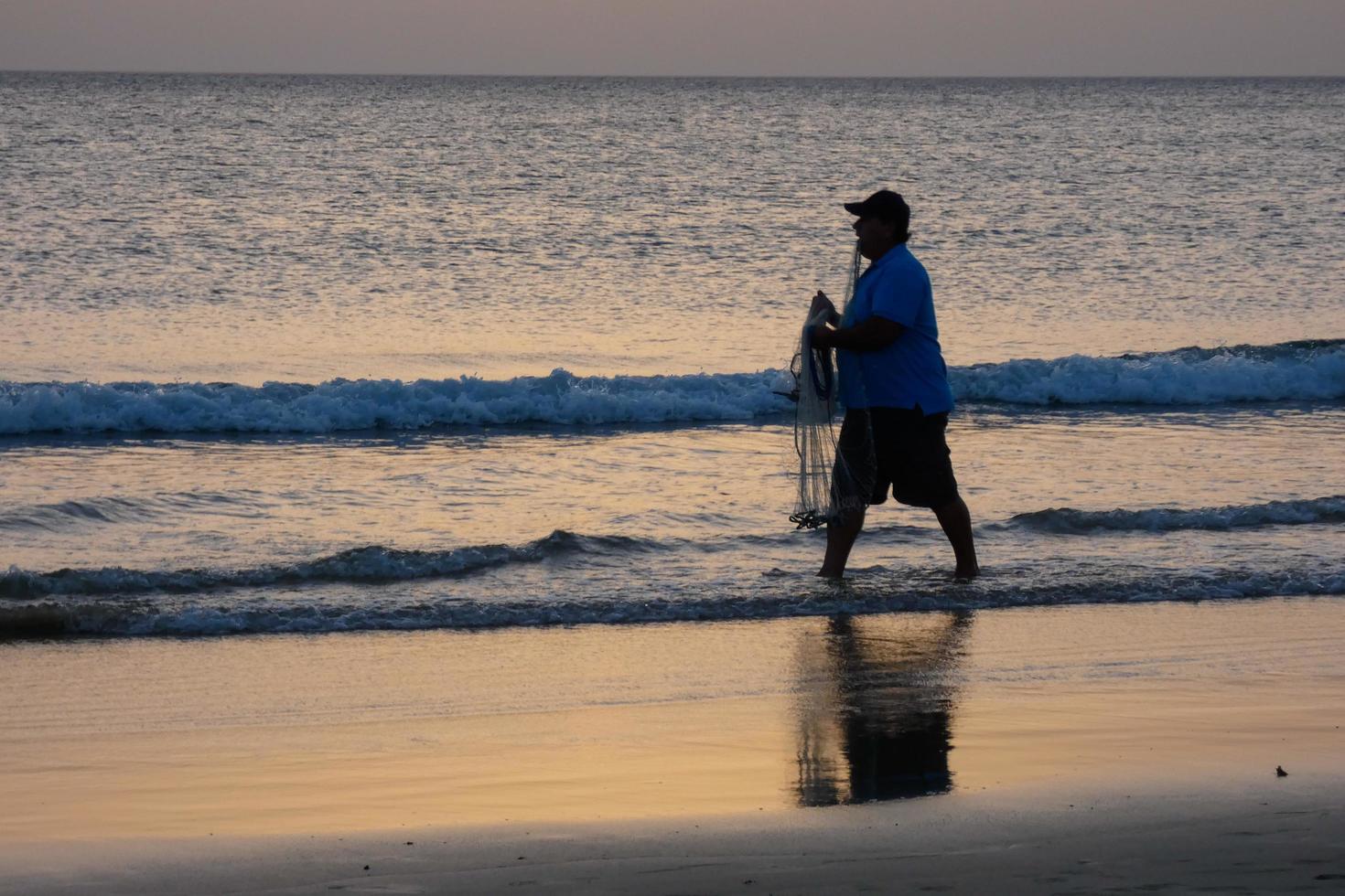 strand kust vissen, traditioneel visvangst net zo een hobby foto