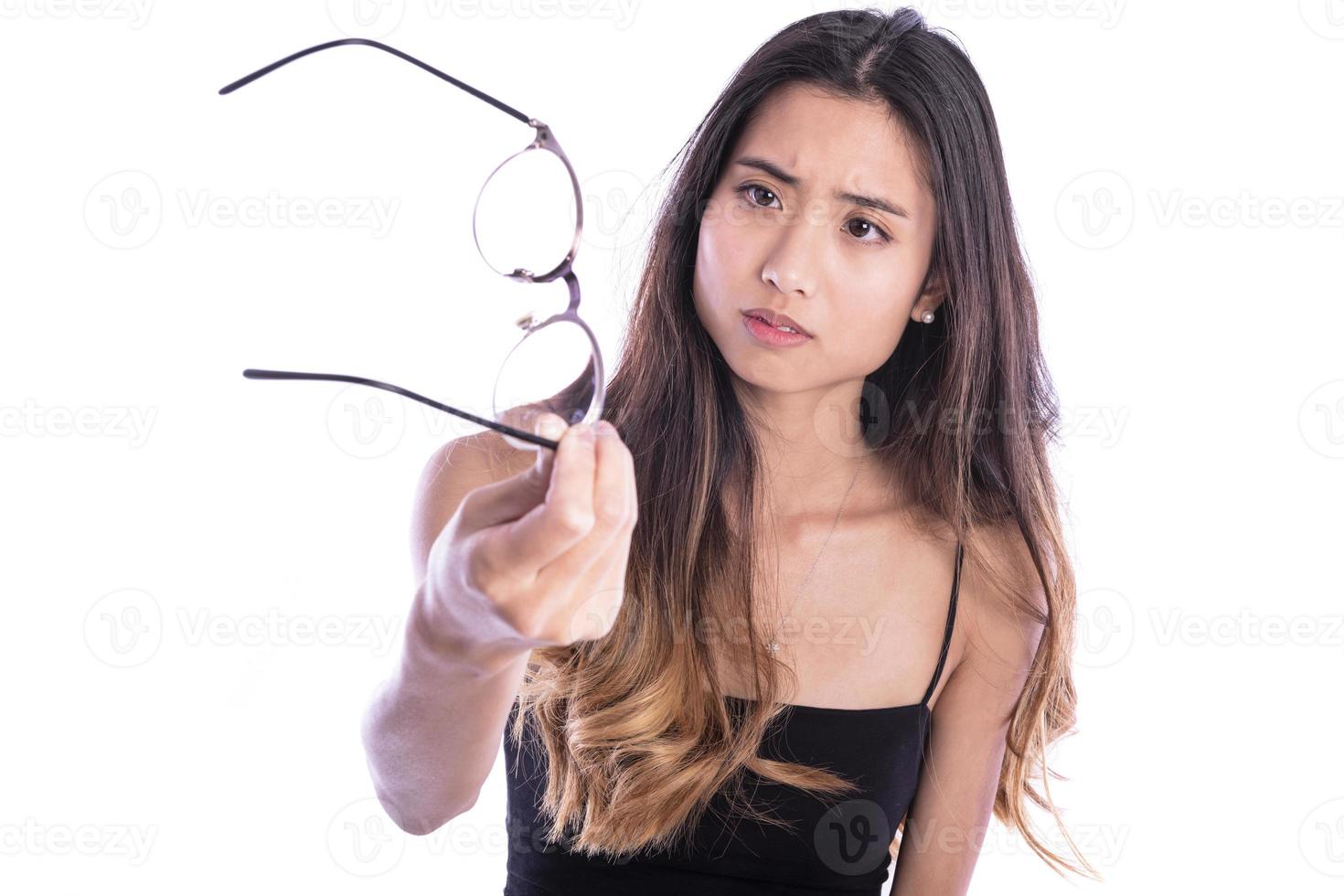 jong Aziatisch vrouw Holding haar oog bril. foto