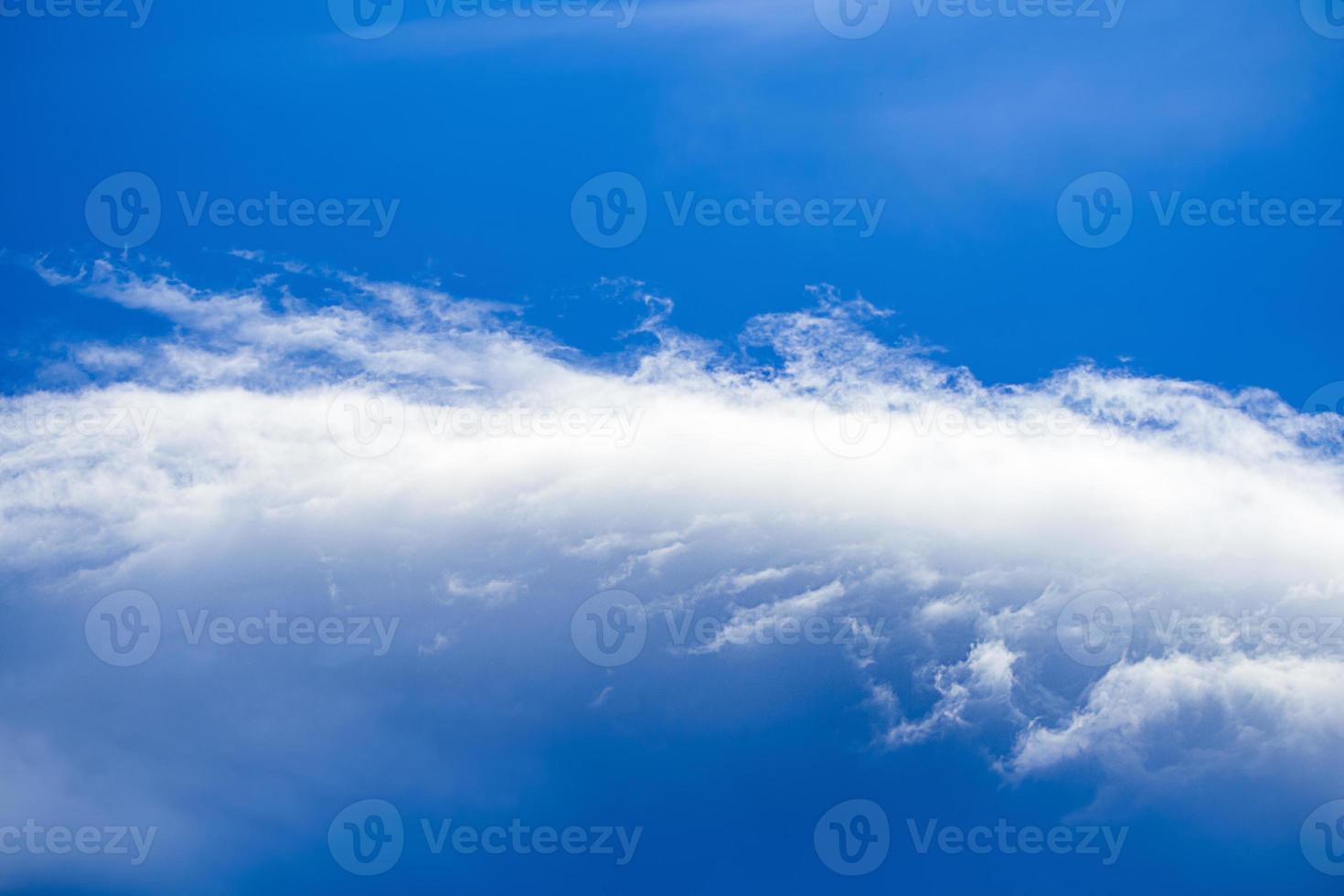 rustig dramatisch wolken in de blauw lucht. de hemel. kopiëren ruimte foto