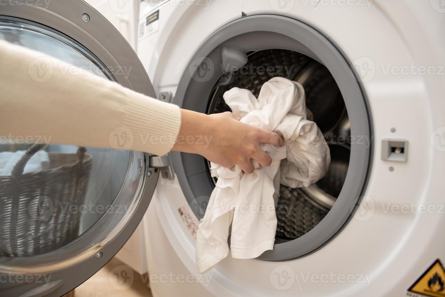 detailopname vrouw hand- is houden kleren in het wassen machine , Gezondheid zorg levensstijl concept foto