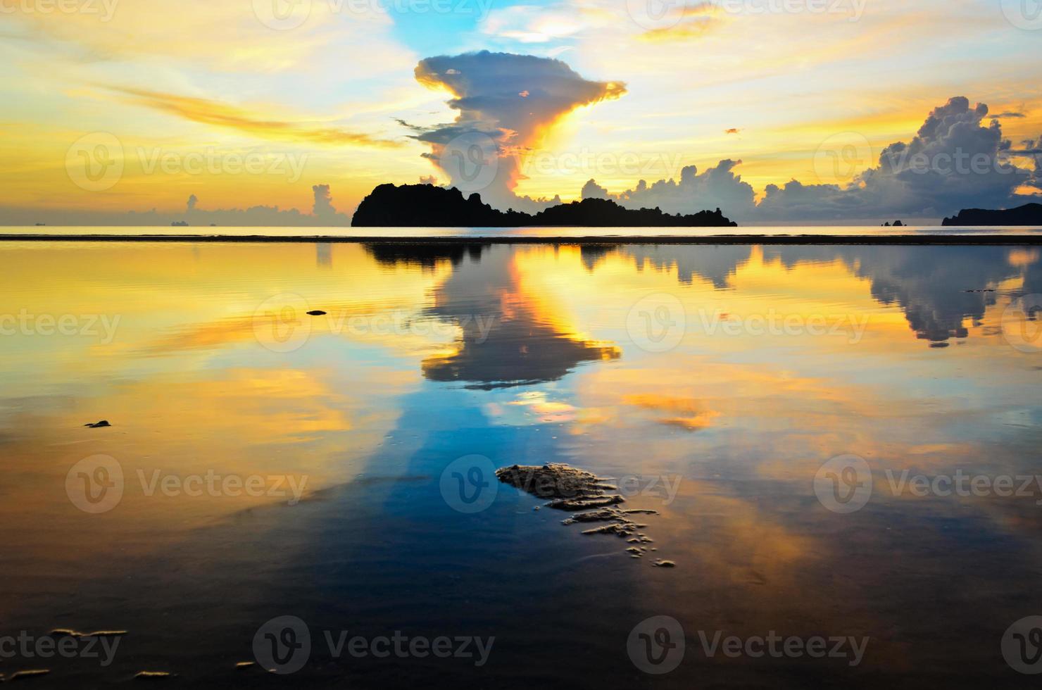 zonsopkomst Bij hoed sai ri strand in Chumphon foto