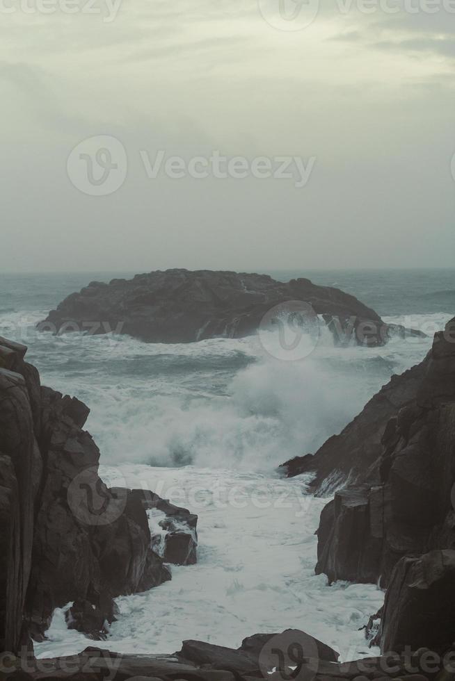 zee baai met wervelende water landschap foto