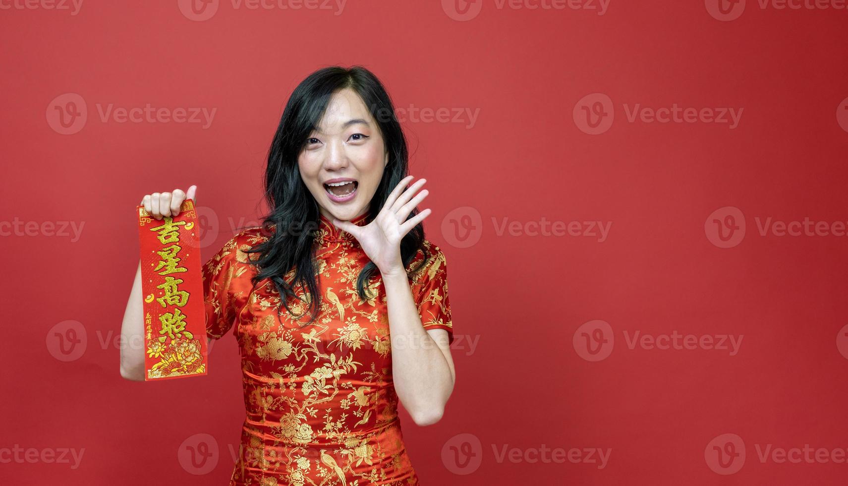 Aziatisch vrouw Holding rood fortuin zegen Chinese woord welke middelen naar worden gezegend door een Lucky ster geïsoleerd Aan rood achtergrond voor Chinese nieuw jaar viering concept foto