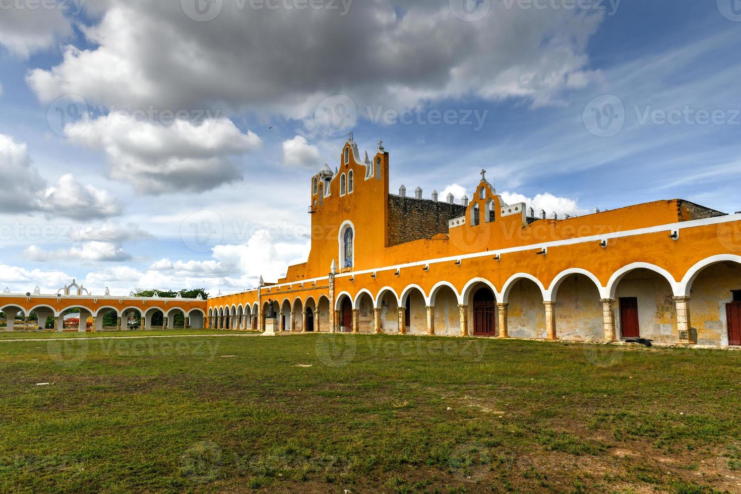 de geel klooster van san antonio van padua in izamal, yucatan schiereiland, Mexico. foto