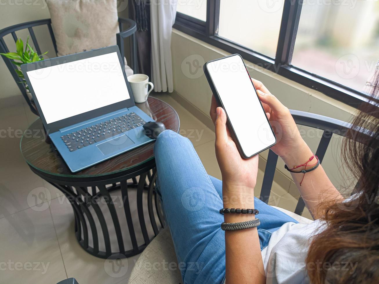 computer, blanco scherm telefoon mockup beeld met wit achtergrond voor reclame, vrouw hand- gebruik makend van laptop en mobiel telefoon Aan tafel in café.model foto