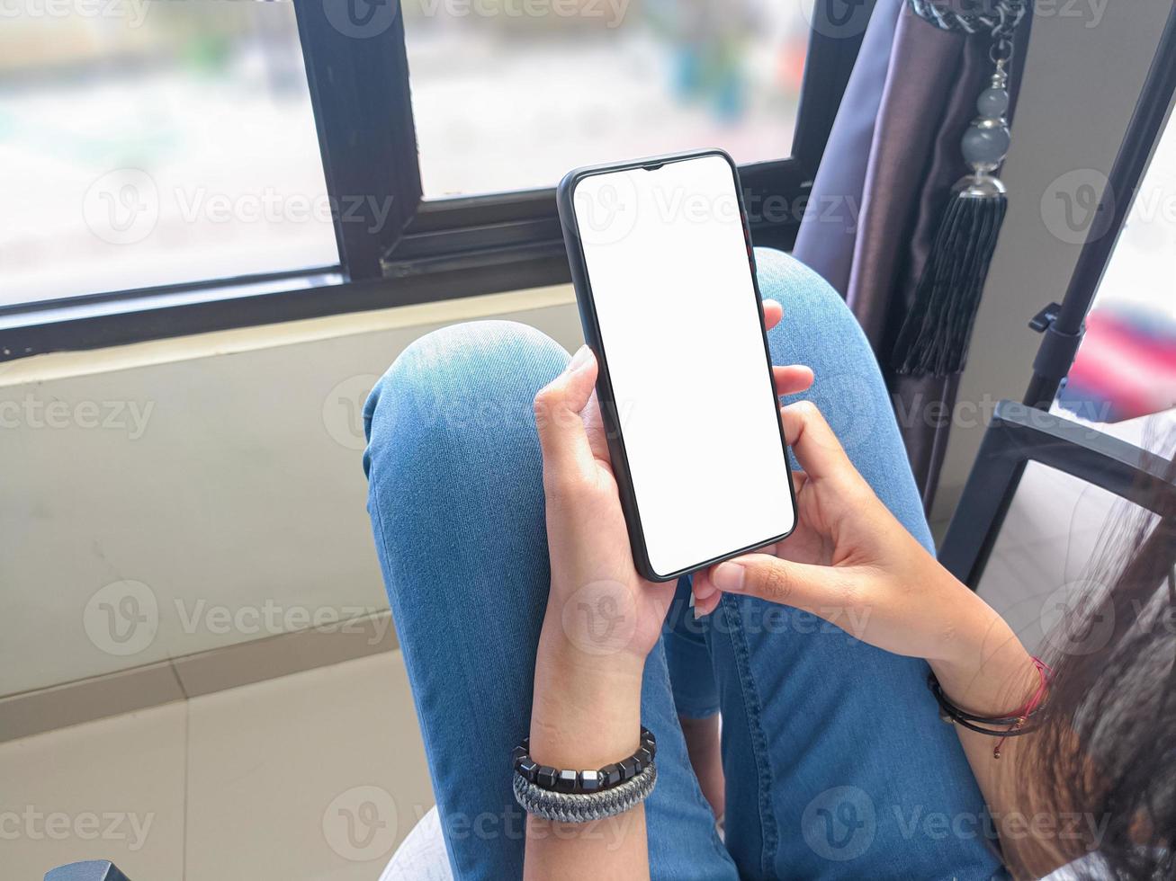 detailopname van een vrouw hand- Holding een smartphone wit scherm is blanco .model. foto