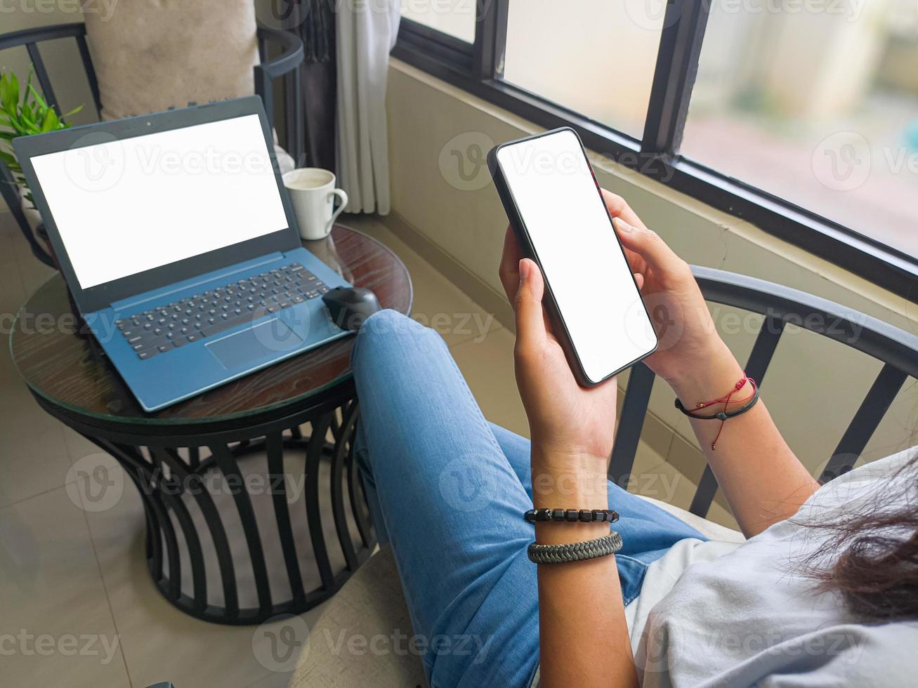 computer, blanco scherm telefoon mockup beeld met wit achtergrond voor reclame, vrouw hand- gebruik makend van laptop en mobiel telefoon Aan tafel in café.model foto