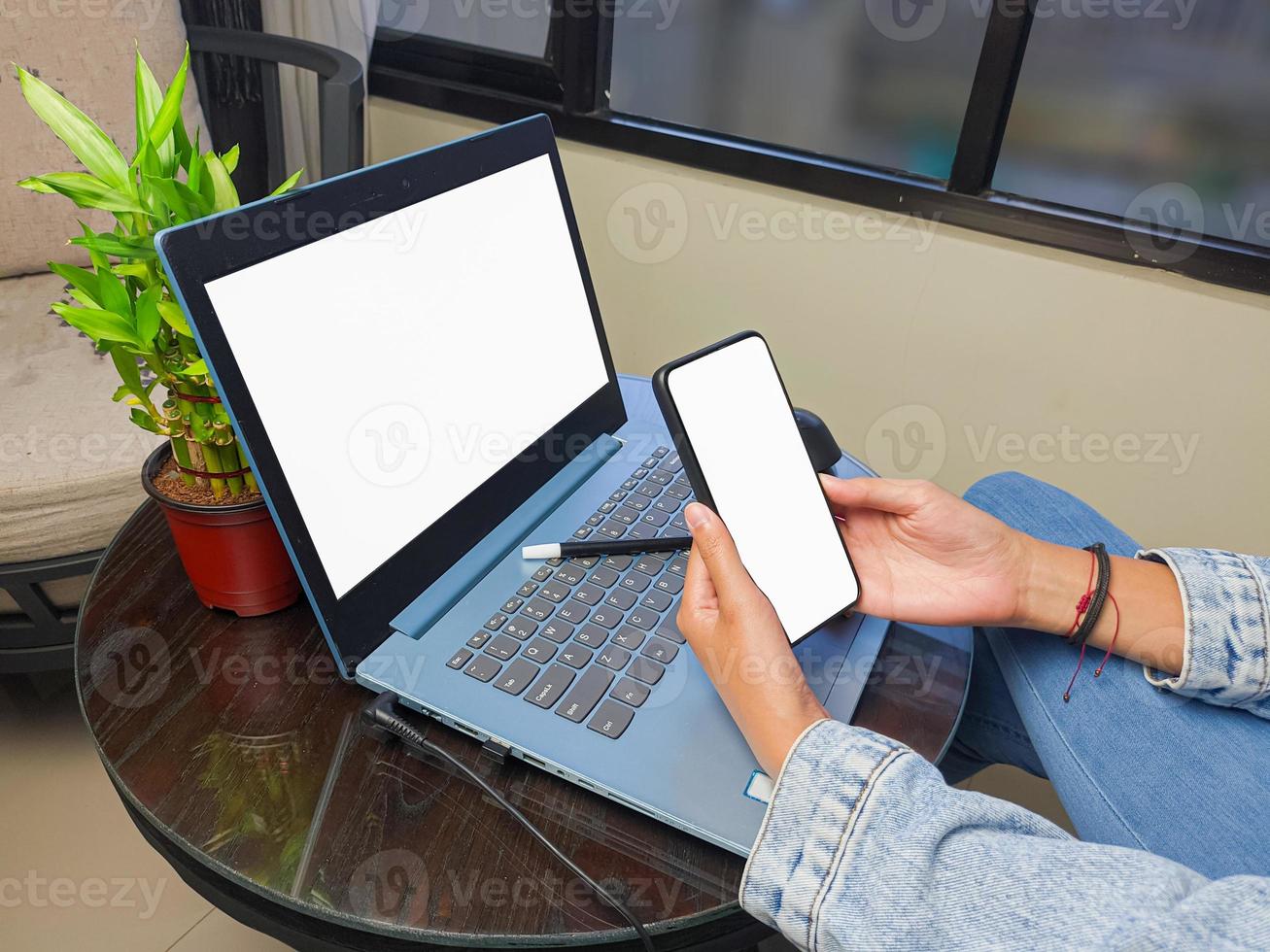 computer, blanco scherm telefoon mockup beeld met wit achtergrond voor reclame, vrouw hand- gebruik makend van laptop en mobiel telefoon Aan tafel in café.model foto